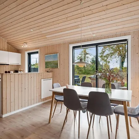 別荘 Beautiful And Well-maintained House Near Lyngsbaek *